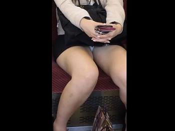 【リアル盗撮】電車で爆睡している美女お姉さんの三角ゾーンを正面から隠し撮り！お股がゆるゆるの睡眠対面パンチラ！のページへ行く