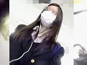 【盗撮動画】時節柄しっかりマスクして電車に乗り込んだ女子校生の気になるパンティの色♪のページへ行く