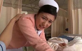 【古川いおり ナース】人妻看護師さんに強制フェラ！頭を押さえて強引にしゃぶらせる！！のページへ行く