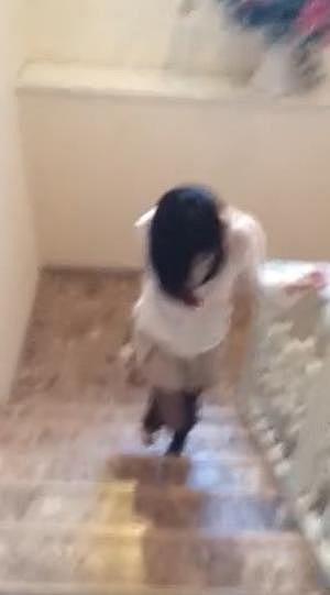 【削除必至！リアル悪戯動画！】階段を恥ずかしそうに登ってくる胸元がセクシー黒髪のお姉さんのスカートをめくって意地悪のページへ行く