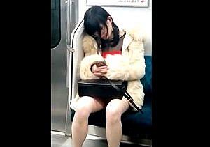 【動画】電車で病んでる系メガネ女子、パンチラ盗撮に気付くも抵抗なしｗｗｗｗｗｗｗｗｗｗのページへ行く