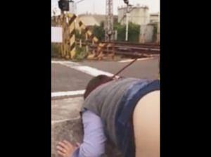 【人妻の個人撮影】首に縄を着けられたおばさんが踏切前でバックで挿入中、電車がきてしまうヤバい映像が流出のページへ行く