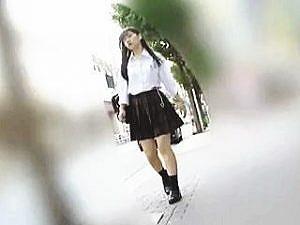 【盗撮動画】この女子校生のパンチラに反応しないならマニアは名乗らないほうがいいと思う♪のページへ行く