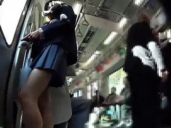 【盗撮】マジでヤバイやつ！電車で制服女子校生のパンチラを逆さ撮りしてオカズ映像公開！！のページへ行く