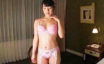 【由愛可奈】引き締まったボディのセクシー美女がホテルの一室でイケメン男性と濃密なセックス！のページへ行く