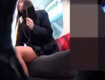 【パンチラ】電車内でカメラモードにする鬼畜盗撮師！？女子〇生が餌食になり撮影されるのページへ行く