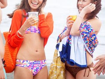 《素人》「真夏のビーチで可愛い二人組の水着ギャルをナンパ♥️」巨乳スレンダー美少女と乱交セックス♥️のページへ行く