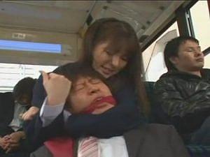 通学中の女子高生がバスの中で会社員のM男を首絞め電気アンマでいじめぬく！！のページへ行く