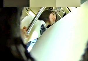 【逆さ撮り盗撮】ショートカットのロリ顔JKちゃんの電車内フロントパンチラのページへ行く