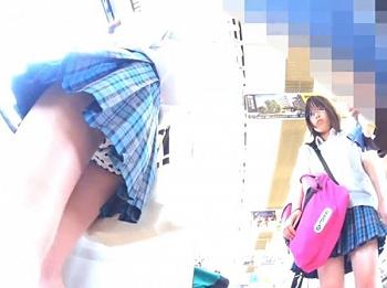 【HD隠撮動画】現役JKの美脚パンチラ！無断撮影されてネット公開された女子校生のパンティ！のページへ行く